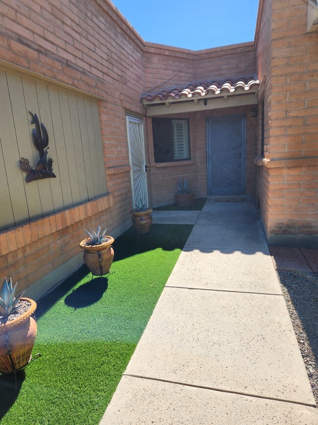 Building Photo - 21 W Roma Dr