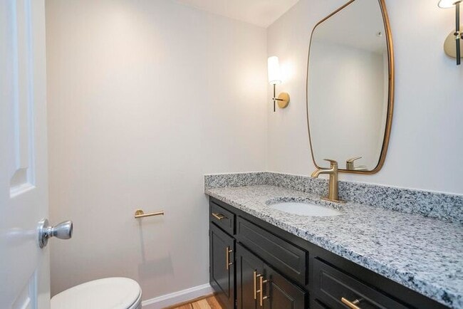 Building Photo - Beautiful 3 Bed Brentwood Townhome!