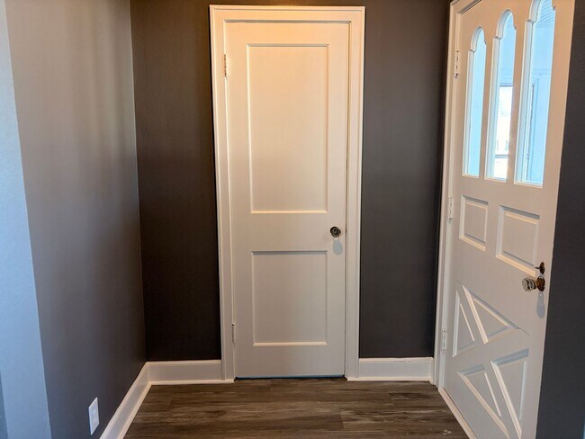 Building Photo - Charming 2-Bedroom Home with Porch and Garage!