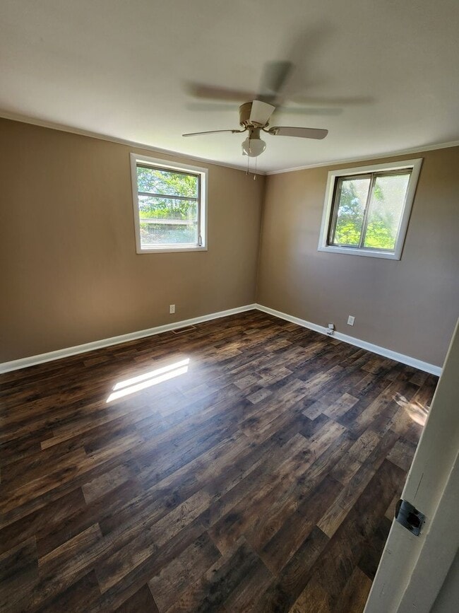 Building Photo - Newly Remodeled!!