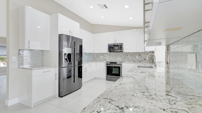 Building Photo - 1412 NE 53rd Ct
