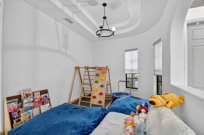 Building Photo - 10337 Trianon Pl