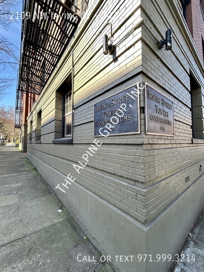 Building Photo - Bright Corner Unit in NW PDX!