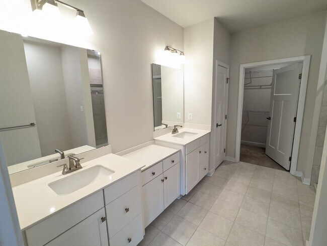 Building Photo - Stunning villa in the Harrison Terrace com...