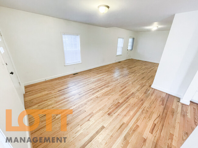 Building Photo - 702 Sumter St