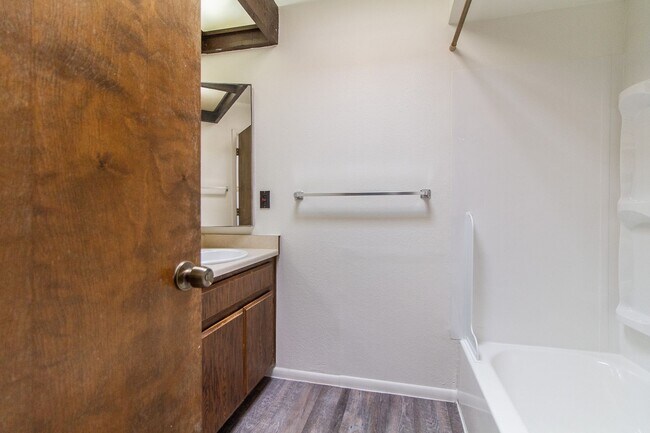Building Photo - EXCELLENT 2BED, 1.5BATH TOWNHOUSE LOCATED ...
