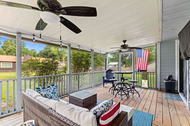 Building Photo - Beautifully updated 3 bedroom 2 bath home ...