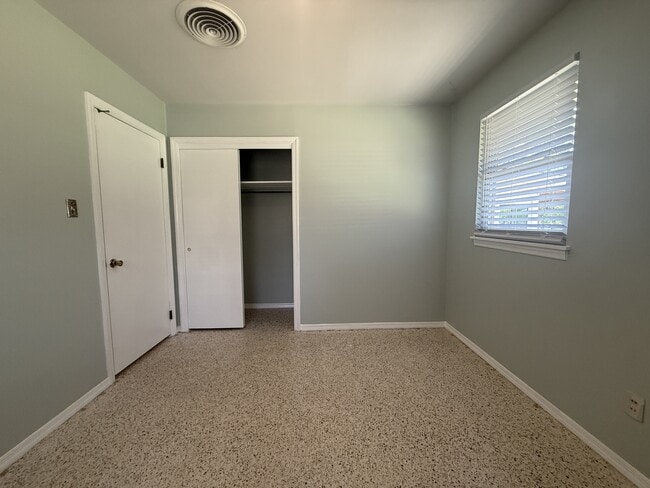 Building Photo - 2803 Smilax Ave