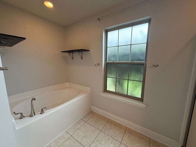 Building Photo - Pensacola - Weatherstone - 4 bedroom, 2 bathroom - w/ lawn care included