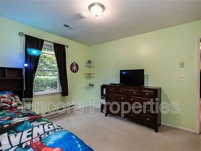 Building Photo - 2141 Stonehaven Rd