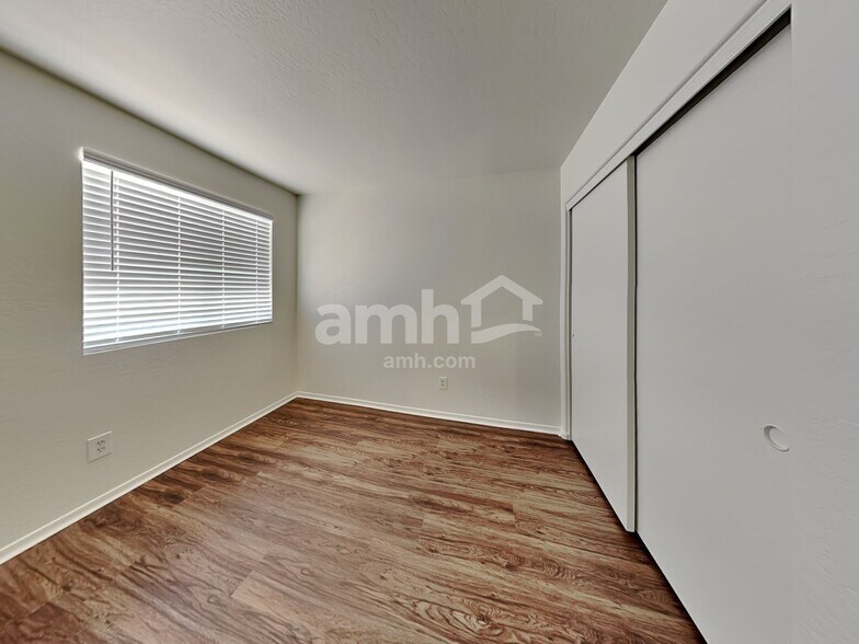 Building Photo - 11818 W Altadena Ave