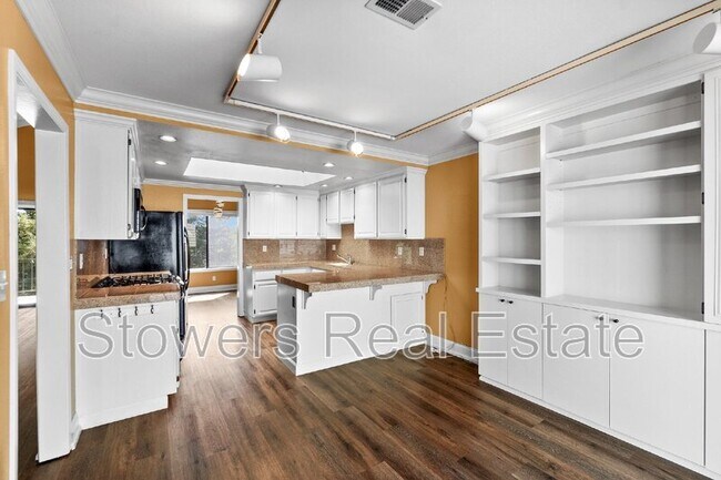 Building Photo - 1825 N Forest Hill Pl