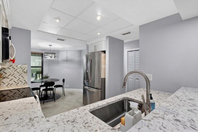 Building Photo - 5230 SE Seascape Way