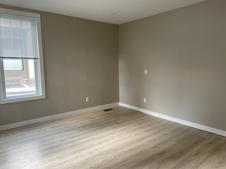 Building Photo - 145 Dupont St