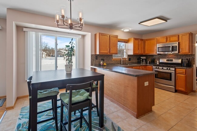 Building Photo - 4 Bed / 2.5 Bath Single-Family Home for Rent in Mundelein | Available ASAP