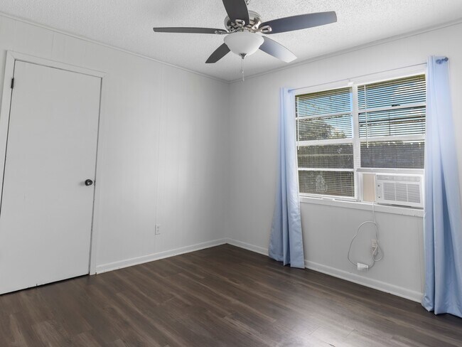 Building Photo - 147 9th St