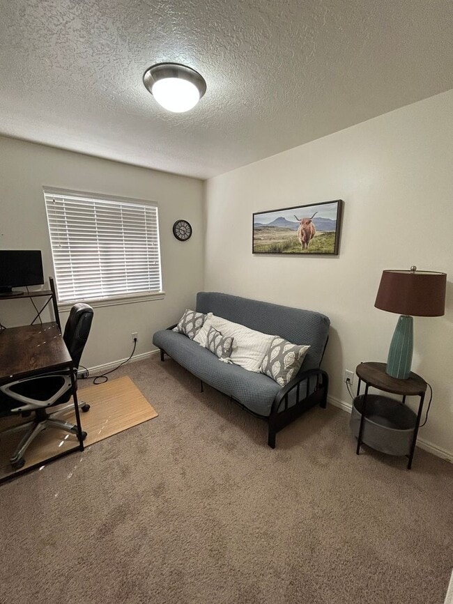 Building Photo - 3 Bedroom 2 Bathroom Townhouse in Midway U...