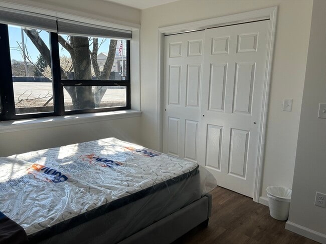 Building Photo - 64 Salem St