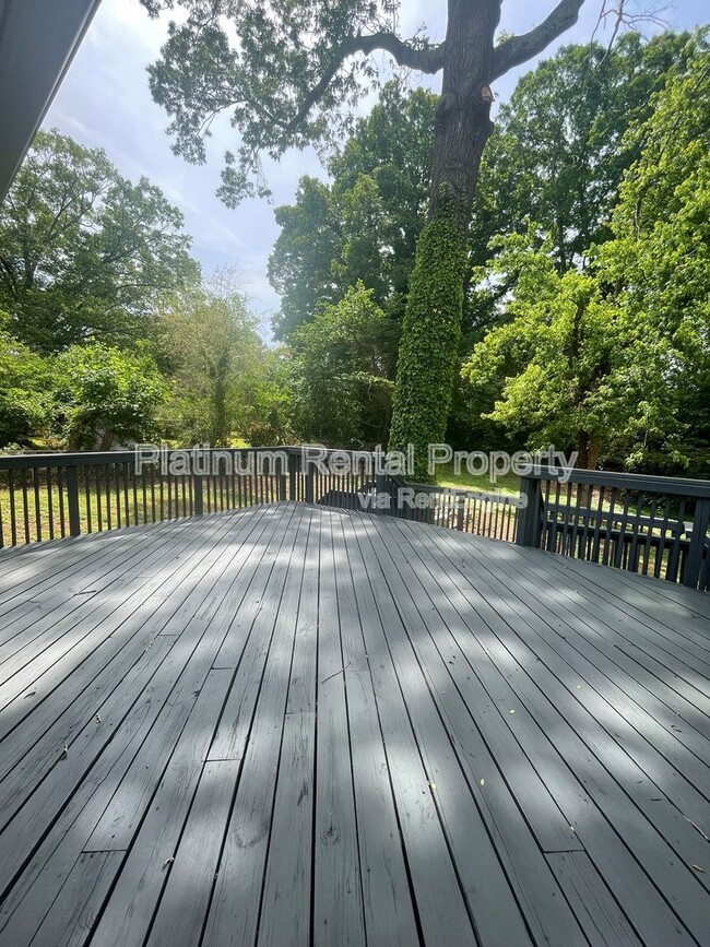 Building Photo - 3485 Maplehurst Dr