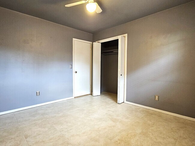 Building Photo - Beautiful 2 Bed 2 Bath Moments Away From L...