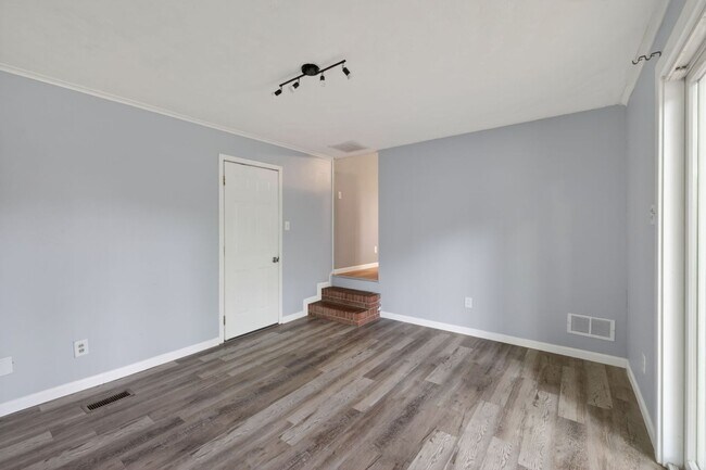 Building Photo - Brick Corner Ranch in Oak Manor-Chesapeake!