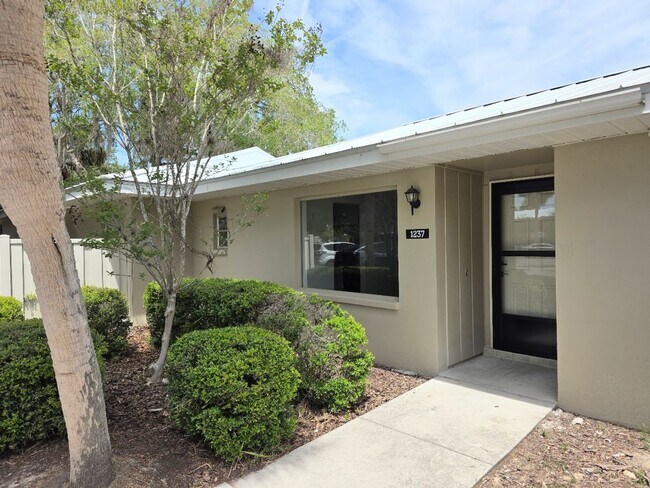 Building Photo - 2 bedroom, 2 bath condo in "The Islands"