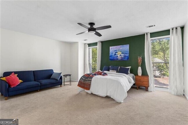 Building Photo - 1028 Riverbend Club Dr SE