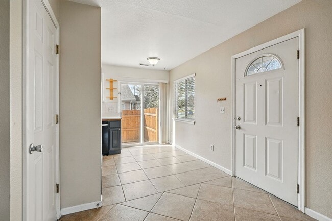 Building Photo - Updated Home in Sunnyside!