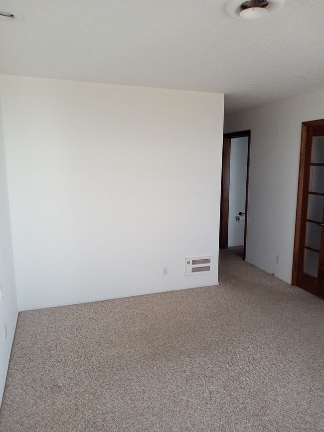 Building Photo - Fabulous 3 bedroom 2 bath tri-level home w...