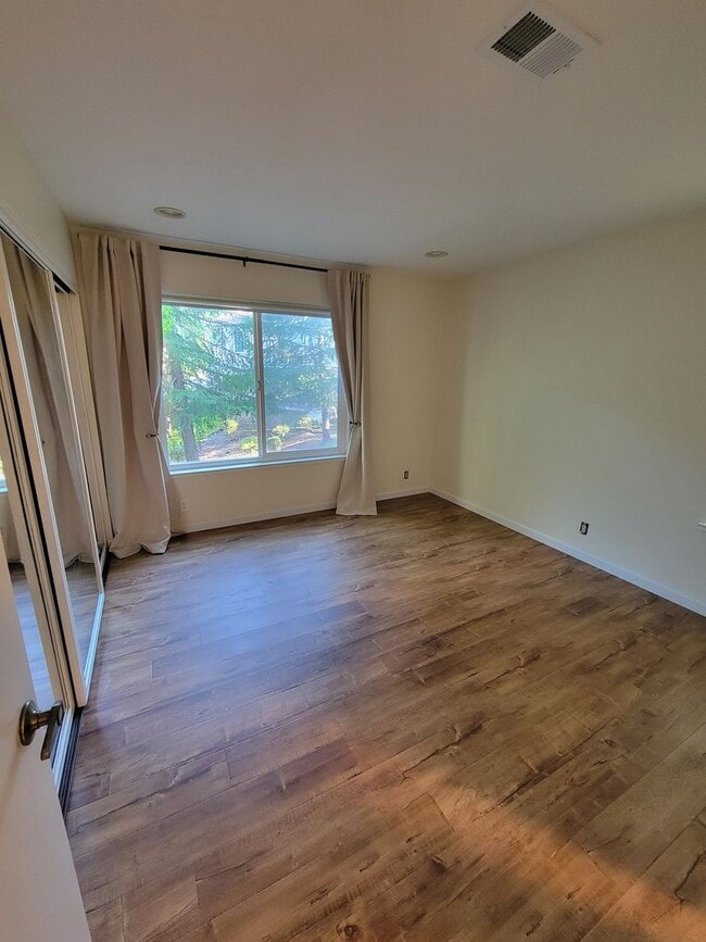 Building Photo - Beautifully Updated 2-bedroom 2 bath Condo...
