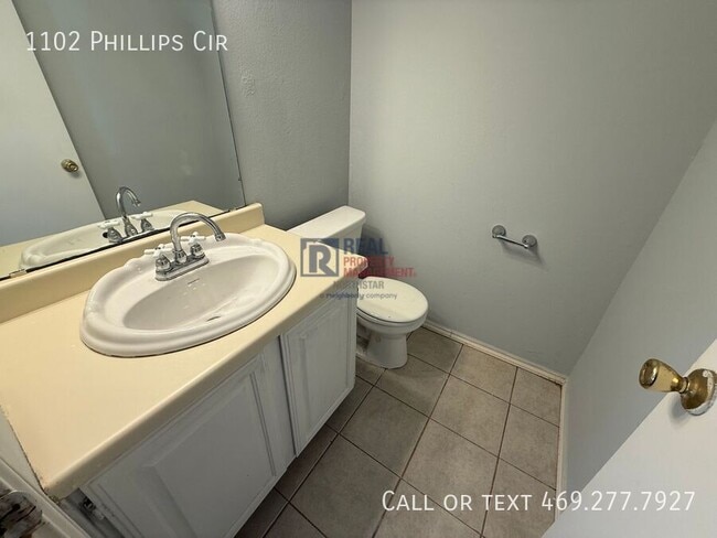 Building Photo - 1102 Phillips Cir