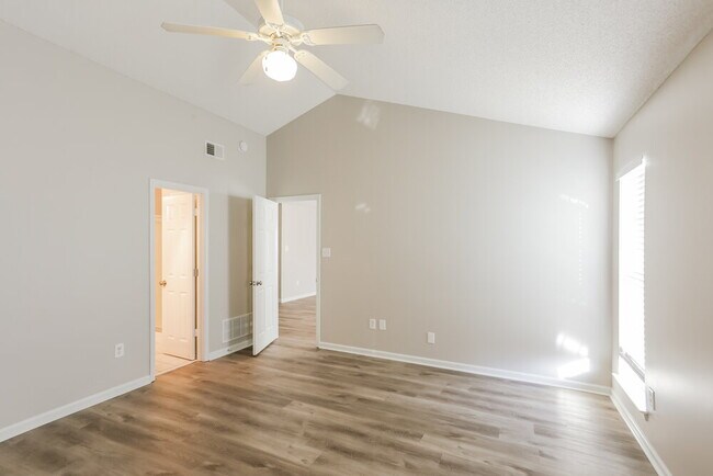 Building Photo - 2571 Hunters Pointe Dr