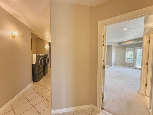 Building Photo - Garden Level in Luxury Home Available Now