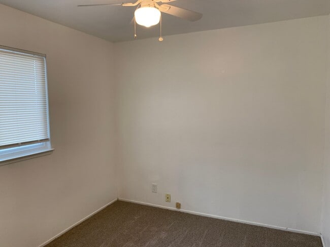Building Photo - Super clean and move-in ready 3 Bedroom, 2 Bath!!