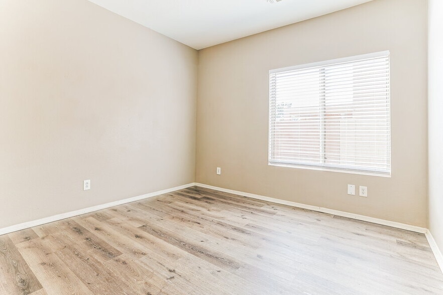 Building Photo - 30225 N Royal Oak Way