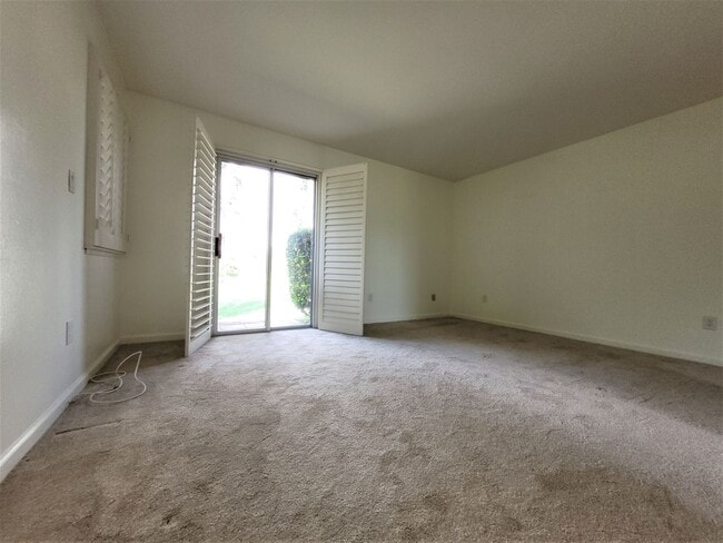 Building Photo - Comfortable Condo overlooking the golf cou...