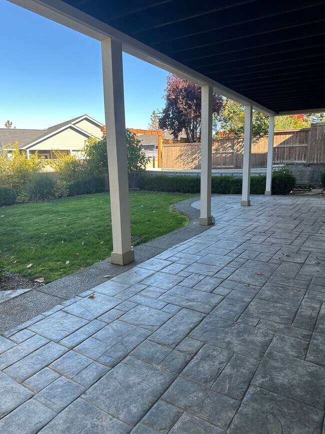 Building Photo - Amazing Price! Amazing Location!