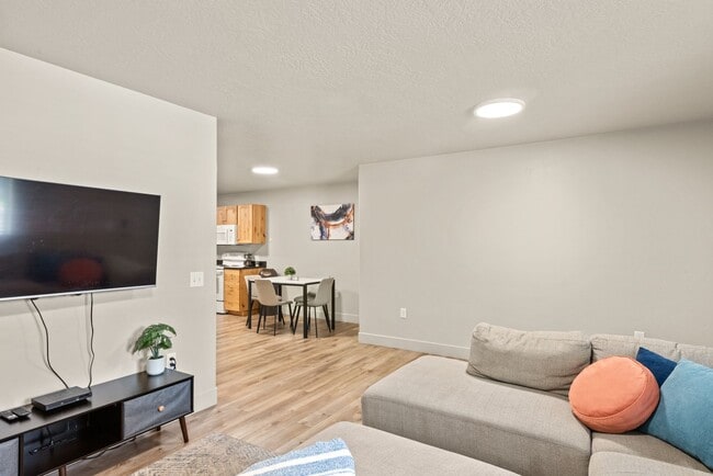 Building Photo - Move-In Ready 3BR Furnished Apartment Near ISU