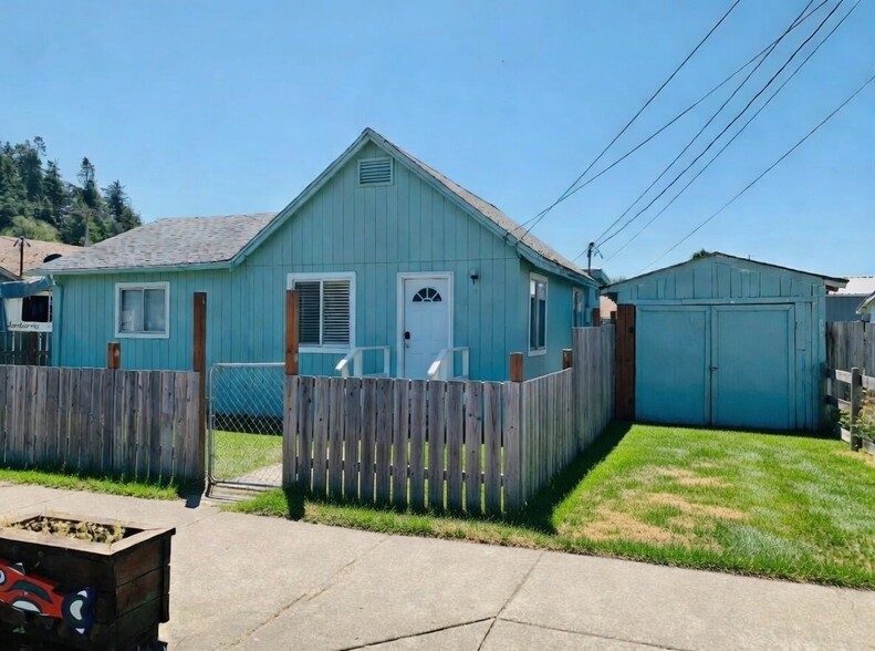 Fenced frontyard. Use of driveway for your vehicle, side by side, UTVs - 125 S 8th St