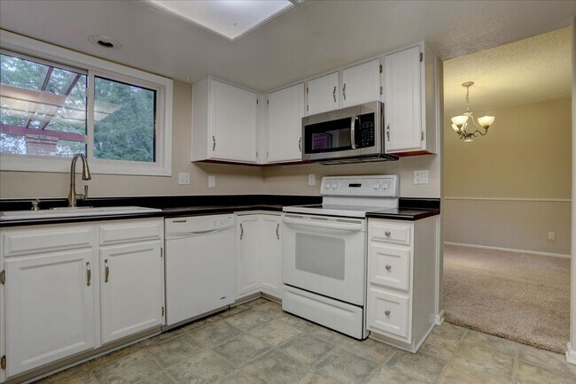 Building Photo - 10701 Hobbit Ln