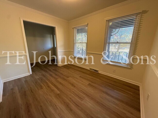 Building Photo - Charming 3-Bedroom Home with Rocking Chair Porch and Screened Back Patio