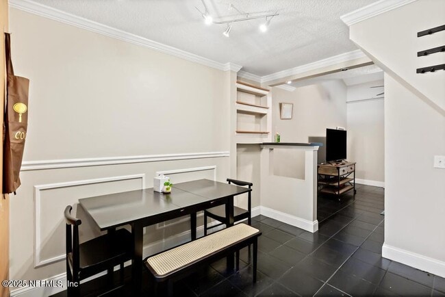 Building Photo - 2423 N Seabury Pl