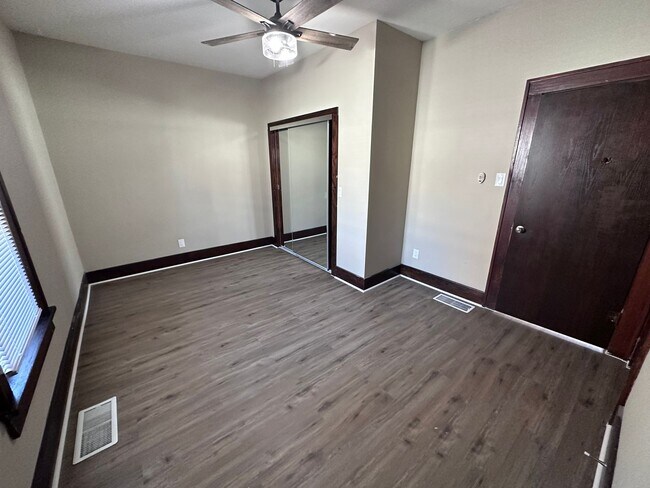 Building Photo - $1250 - 3 bedroom / 2 bathroom - Single Fa...