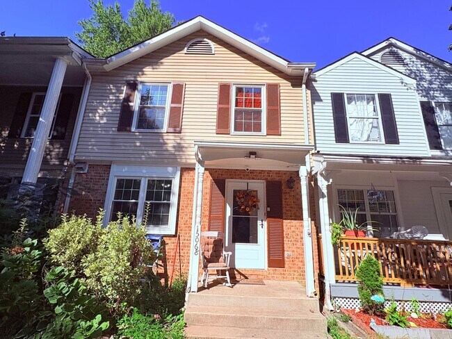 Primary Photo - Beautifully updated 3BR/2.5BA townhome in ...