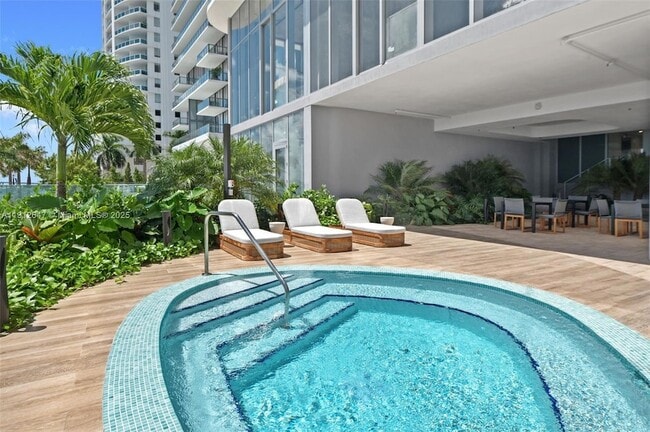 Building Photo - 700 NE 24th St