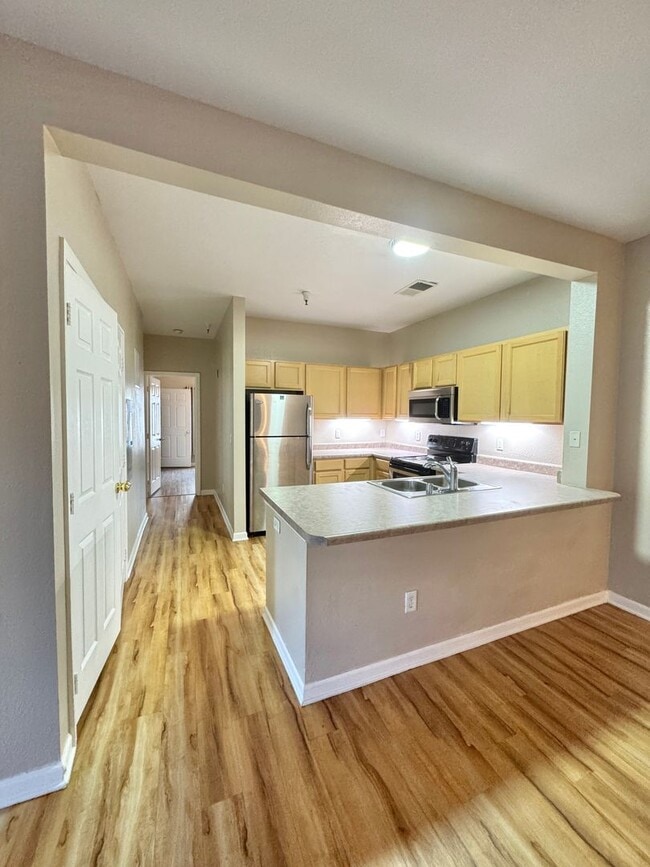 Building Photo - 4 Bedroom, 4 Bath Condo