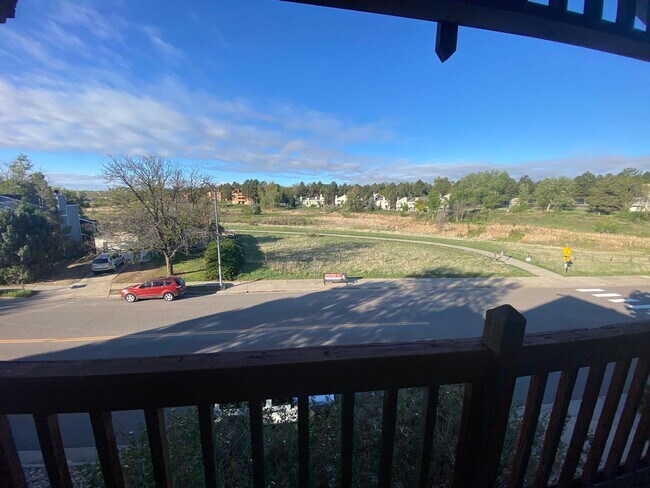 Building Photo - Large 2 bed 1 bath Top Floor Condo