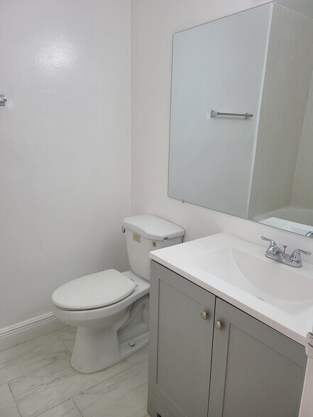 Building Photo - 1115 19th Ave N