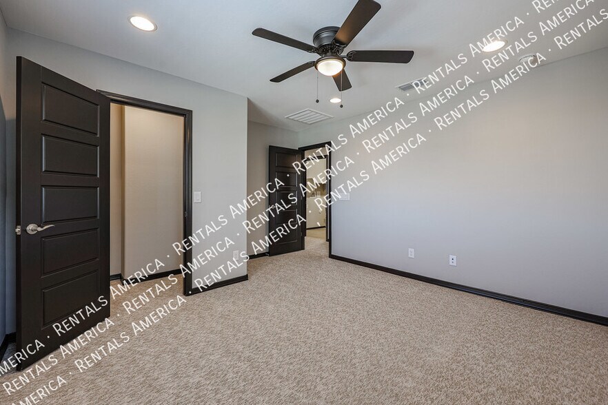 Building Photo - 5610 N 90th Dr