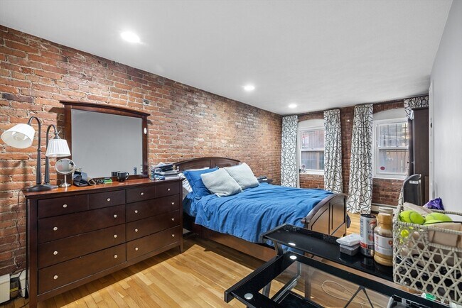 Building Photo - 407 Marlborough St